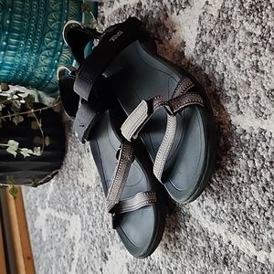 Teva's classic sandals women's size 6